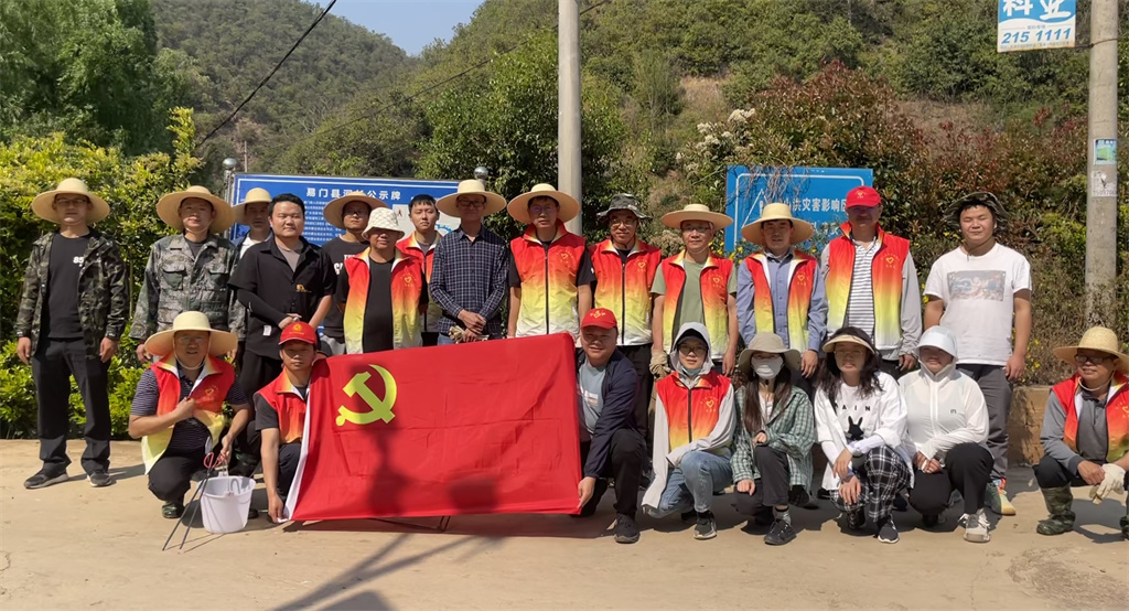 黨建助力清河? 共護美好河道——易門檢察院黨支部開展清河清漂專項行動